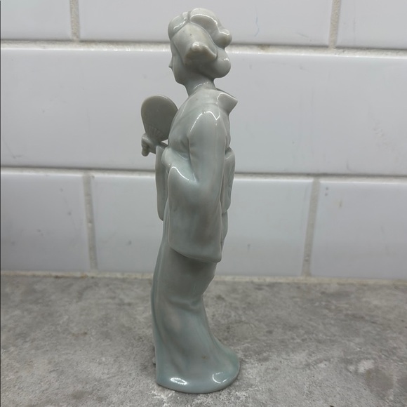 Vintage SHAFFORD Japanese Glazed Porcelain Geisha figurine. Light green. - Picture 3 of 6